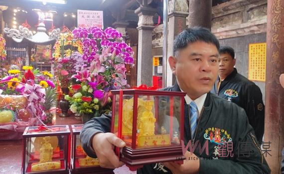 東石港口宮春節擲筊轎車加碼 每天金媽祖增加送出手機
