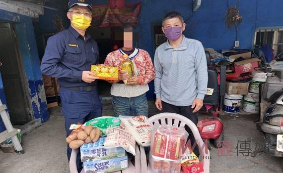 年關近積極關懷弱勢家庭 北港警結合慈善團體送暖