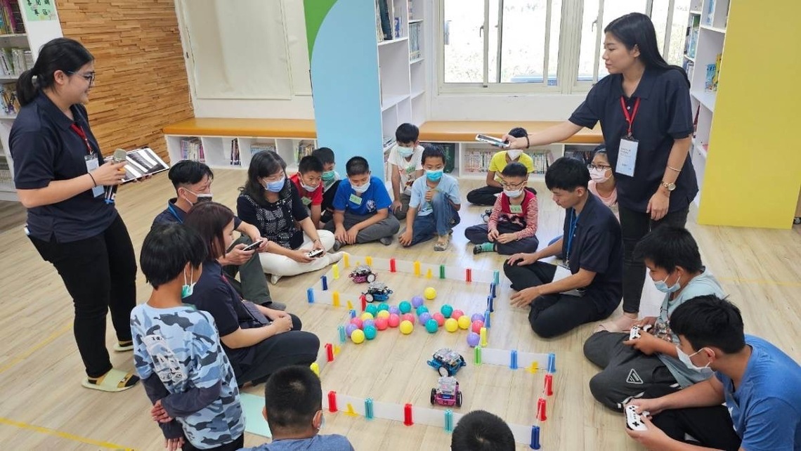 漾新聞|正修科大攜手新威國小學童和機器人踢足球競走 用科技玩翻冬令營