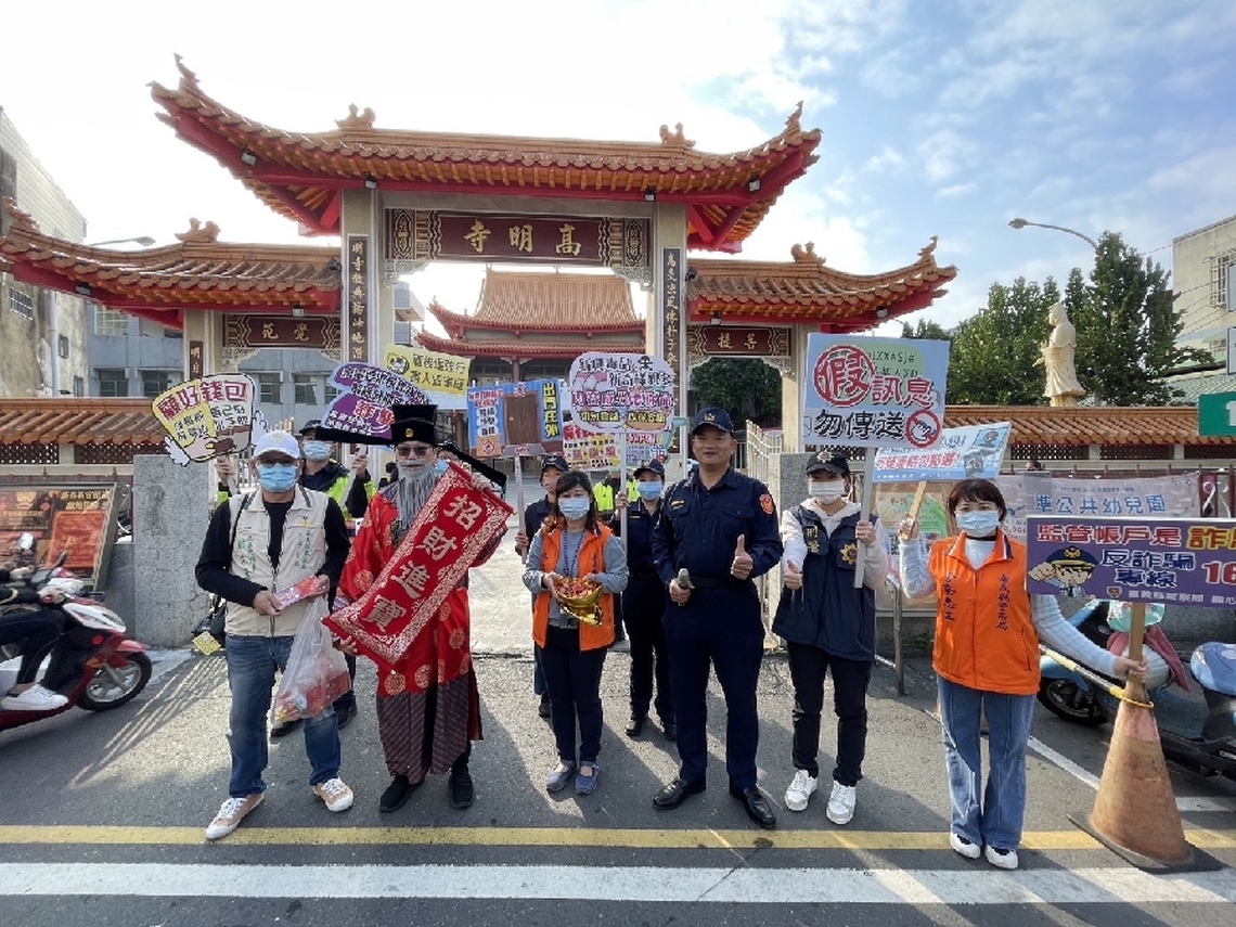 喜氣洋洋財神爺領隊 嘉縣朴子警局加強宣導防竊、防搶、防詐及交通安全 沿途發送紅包袋跟喜糖