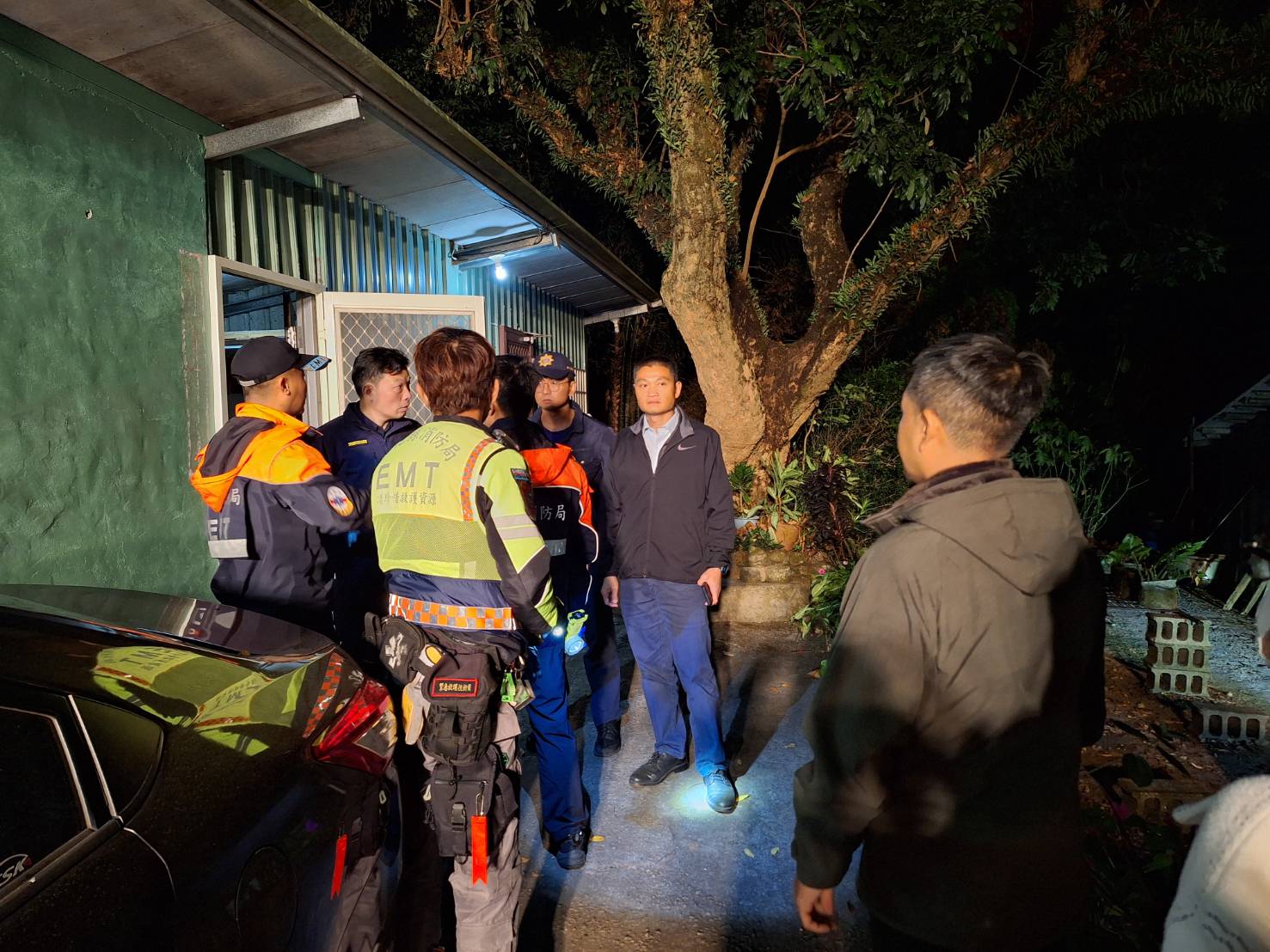 員林市驚傳兇殺命案，1名男子坐臥於走道已無生命跡象，送醫仍傷重死亡，警消獲報到場處理。（民眾提供）