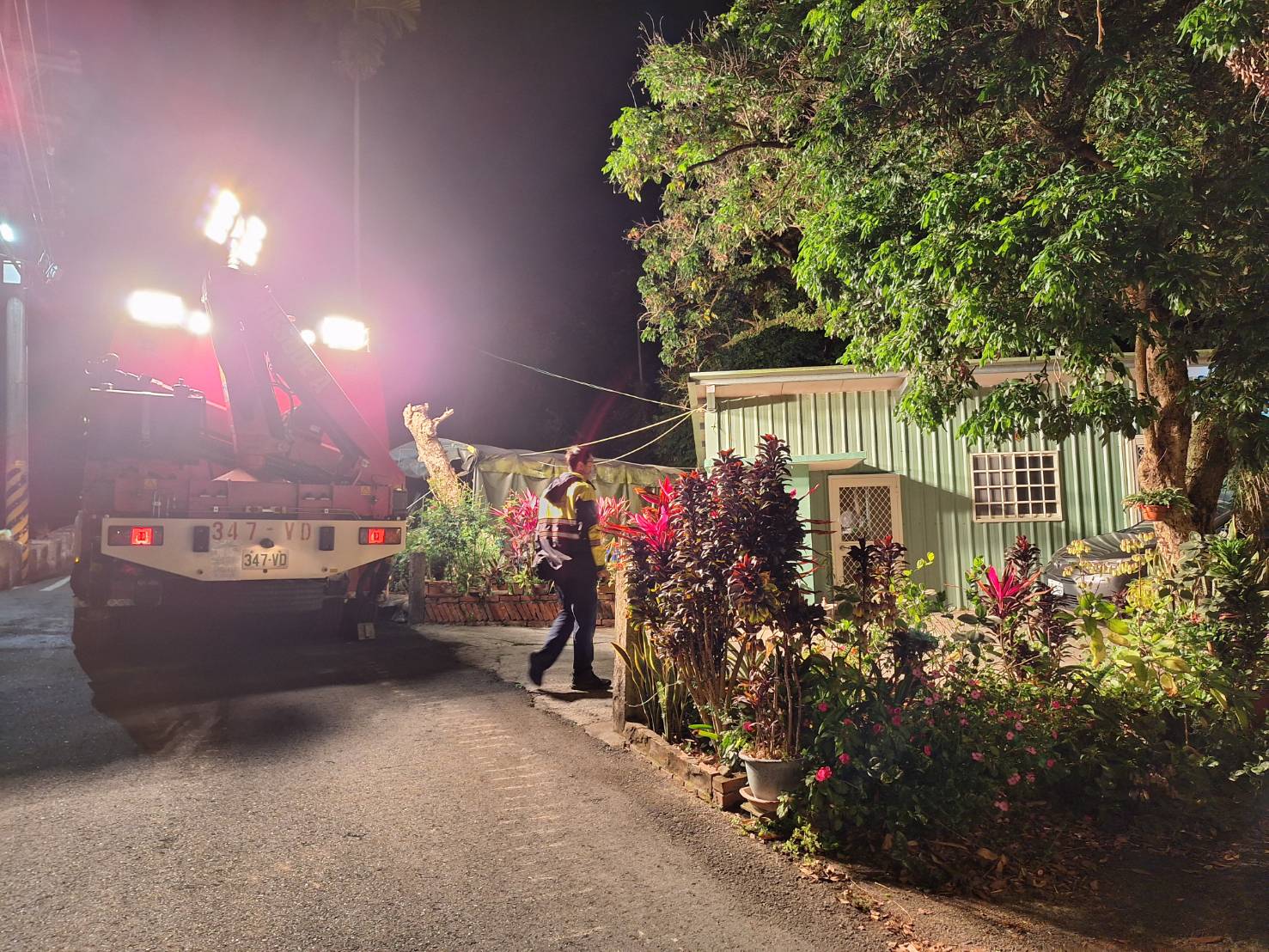 ▲員林市驚傳兇殺命案，1名男子坐臥於走道已無生命跡象，送醫仍傷重死亡，警消獲報到場處理。（民眾提供）