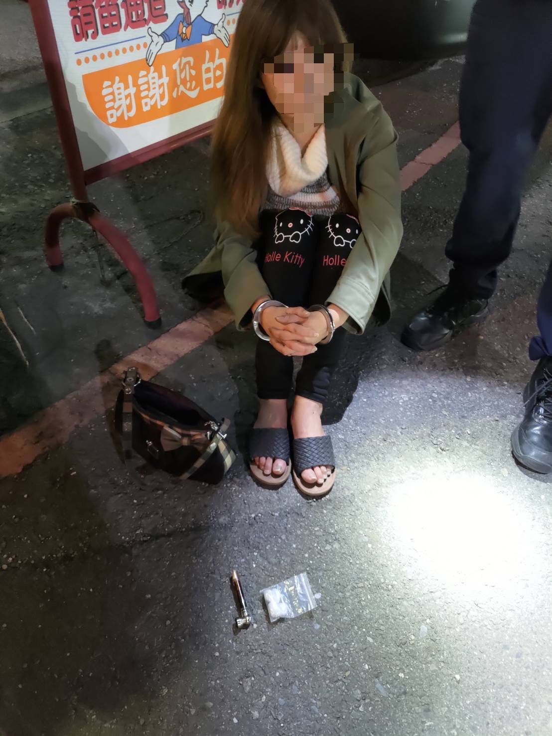 ▲彰化市1名鄭姓女子騎乘電動車違規左轉遭警攔查，警方現場查獲包括二級毒品大麻菸草4小包。（警方提供）