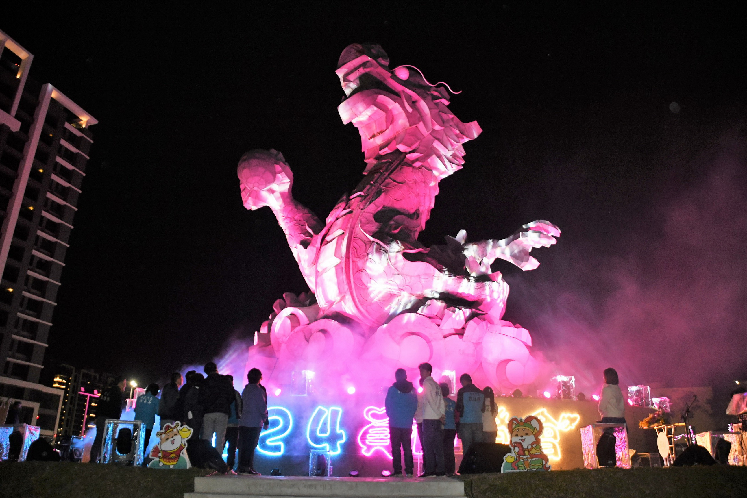 ▲2024員林燈會在龍燈公園正式點燈，睽違12年將再次喚醒巨龍，彰化縣長王惠美、員林市長游振雄邀請全國好友來員林度過愉快的春節假期。（記者張溎壕攝）