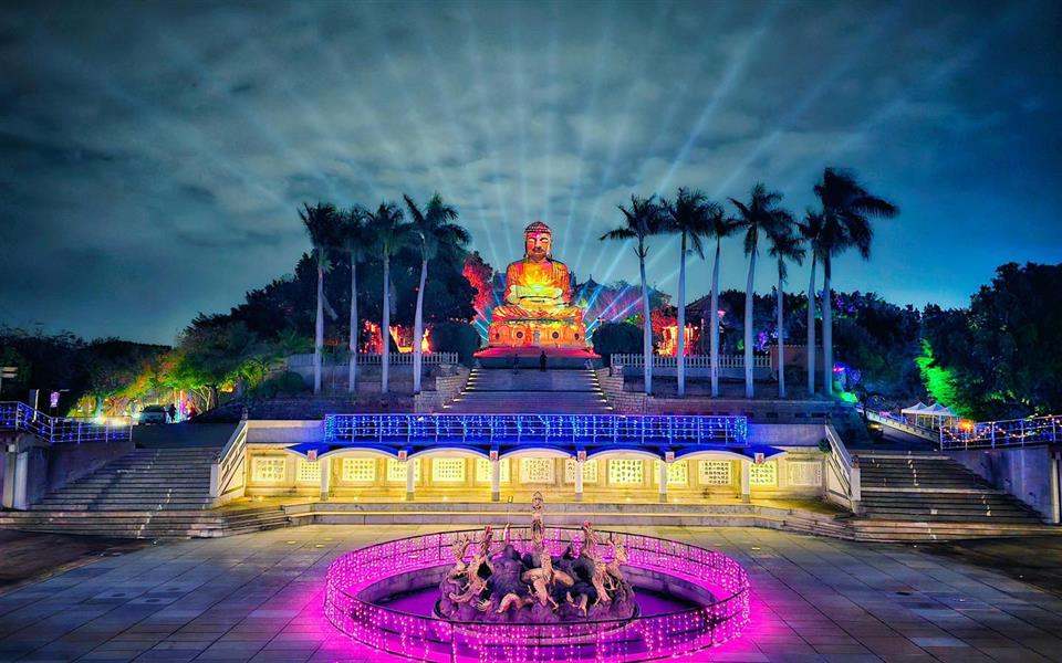 白天賞花走春 夜晚感受八卦山大佛光雕秀