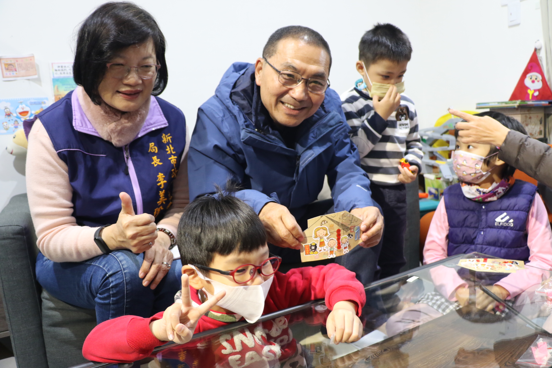 「養的功勞卡大天！」　侯友宜小年夜探視央北類家庭　感謝養父母的細心呵護