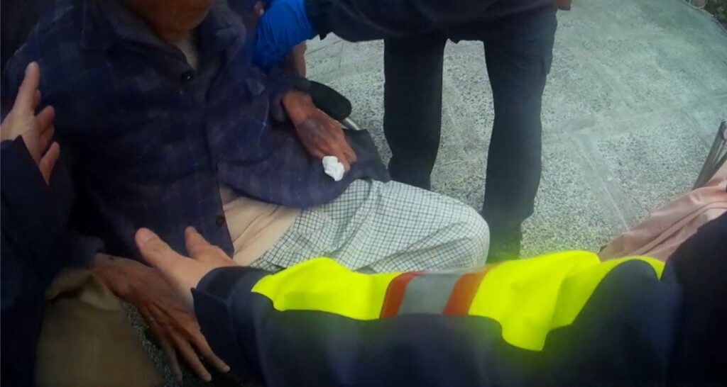 一名居住在山區年約8旬張姓老翁身體不適須緊急送醫請求警方協助