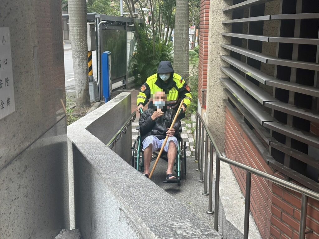 土城分局金城派出所警員廖哲毅及王冠傑日前巡邏時接獲通報稱金城路三段123號有迷失老人