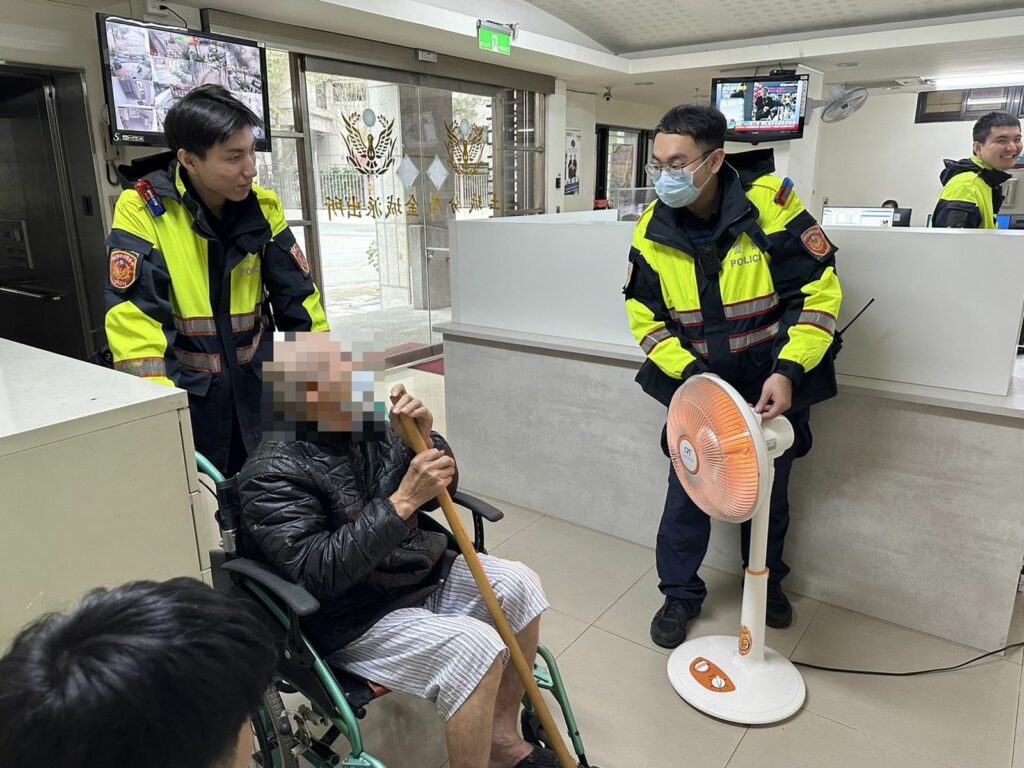 員警見天氣寒冷老翁又因失智說不出自己的身分證字號,便先將老翁帶返駐地休息