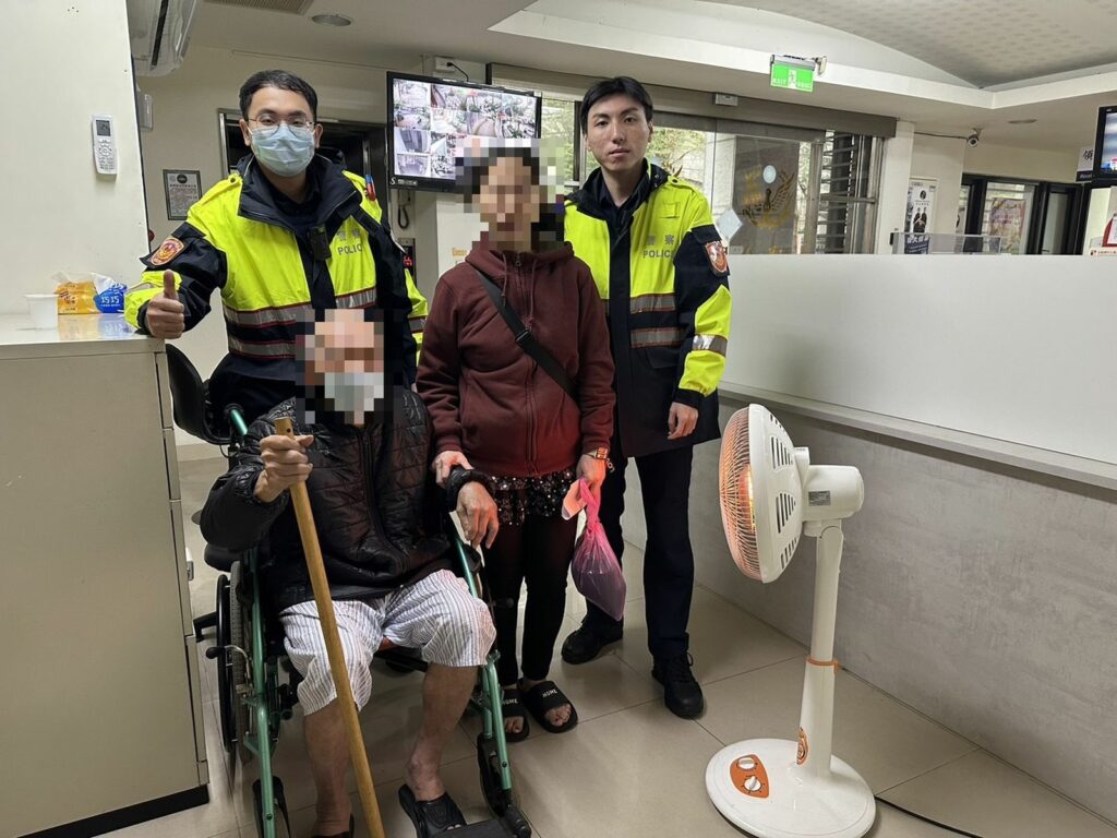員警立即連繫家屬至所將李翁帶回,李翁家人至所後也頻頻向警方道謝,感謝警方暖心的協助,讓全家能在年前團圓