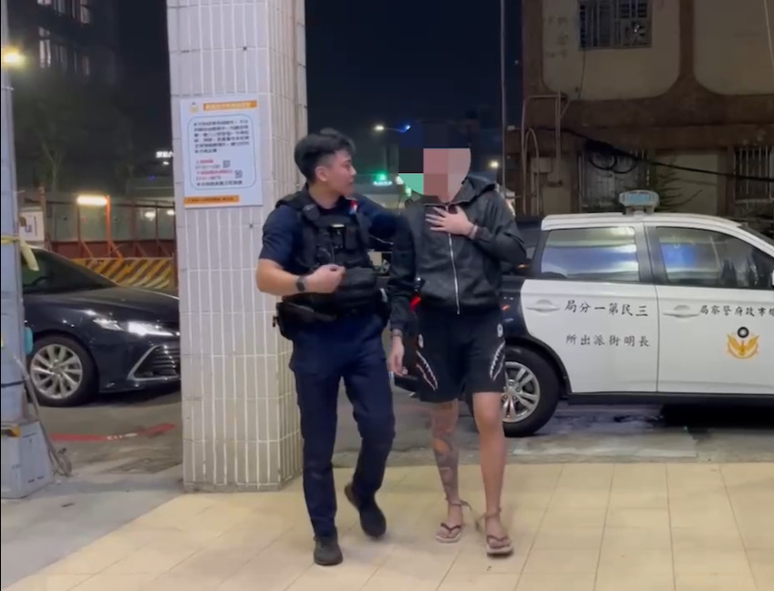 男身揹五條通心虛狂奔 勇警猛追兼借車 帥氣逮捕歸案。〈圖/記者蔡宗武翻攝〉
