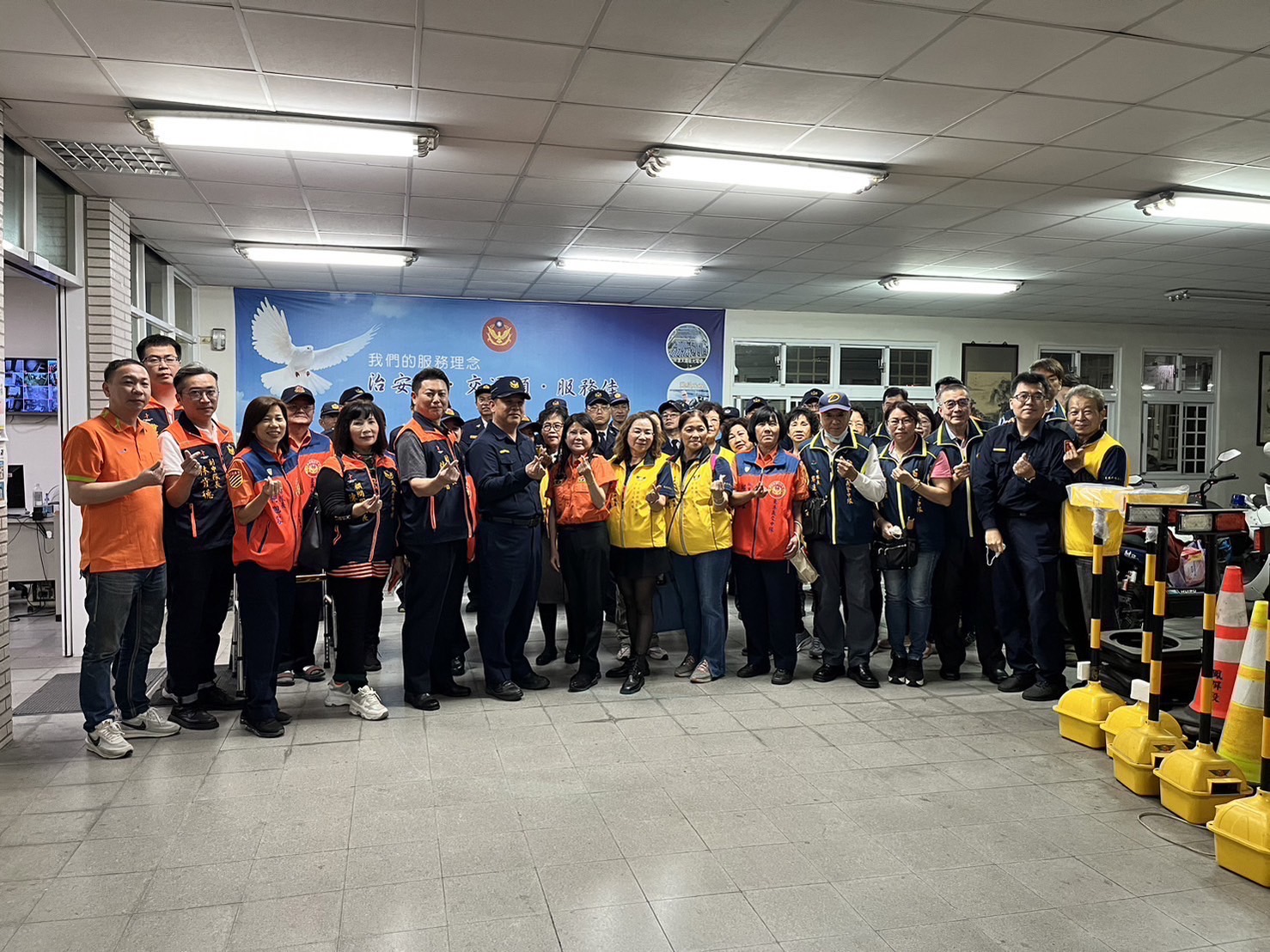 東港警分局長偕同警友辦事處及民力中隊幹部發送春節紅包慰勉執勤辛勞。〈圖/記者蔡宗武翻攝〉
