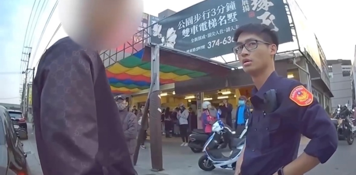 男子為買仁武美食圖方便違停 警識破通緝身分逮歸案。〈圖/記者蔡宗武翻攝〉