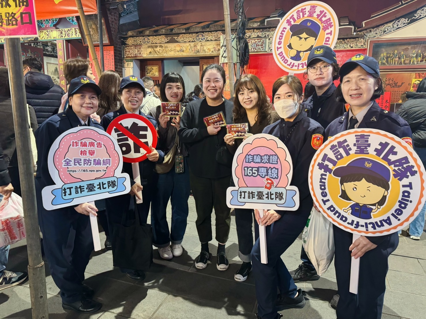 北市警婦幼隊至年貨大街宣導,提醒民眾提高警覺,注意周圍人群和可疑行為,防止不法事件發生。(記者黃荷琇 翻攝)