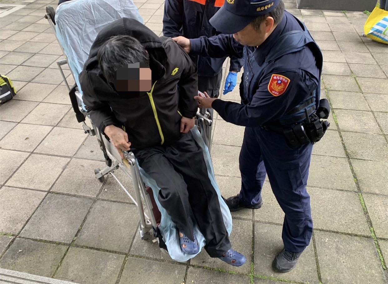 警方協助將民眾送醫院診療。(記者宋紹誠翻攝)