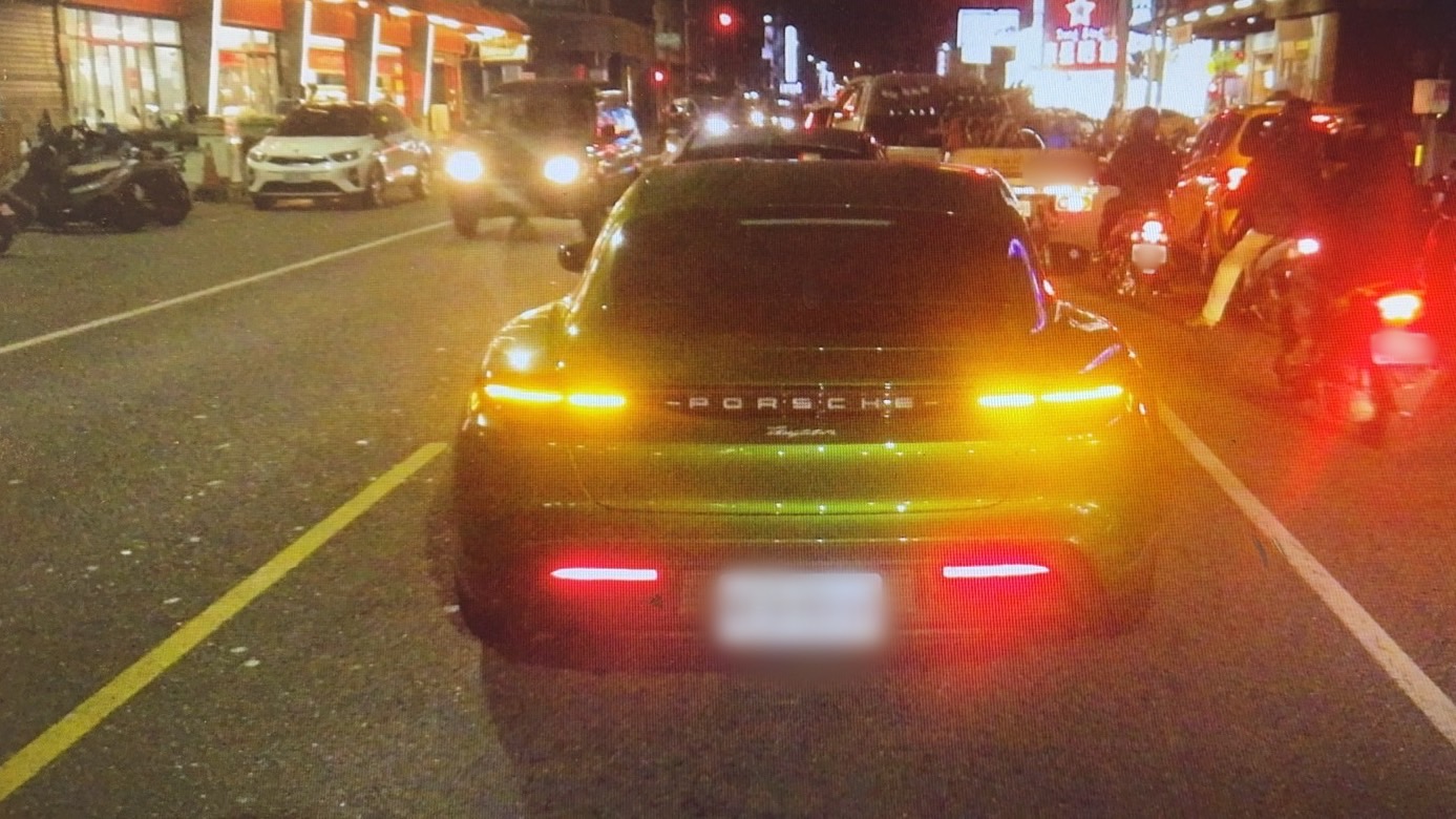 保時捷電蛙未注意車前狀況 直接親到賓士CLA200