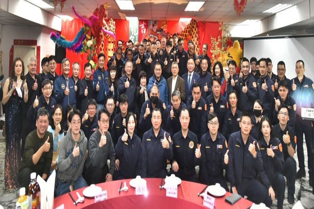 《圖說》侯友宜於警察局勤務大樓餐廳,慰勉年節輪值的第一線警察同仁。〈新聞局提供〉