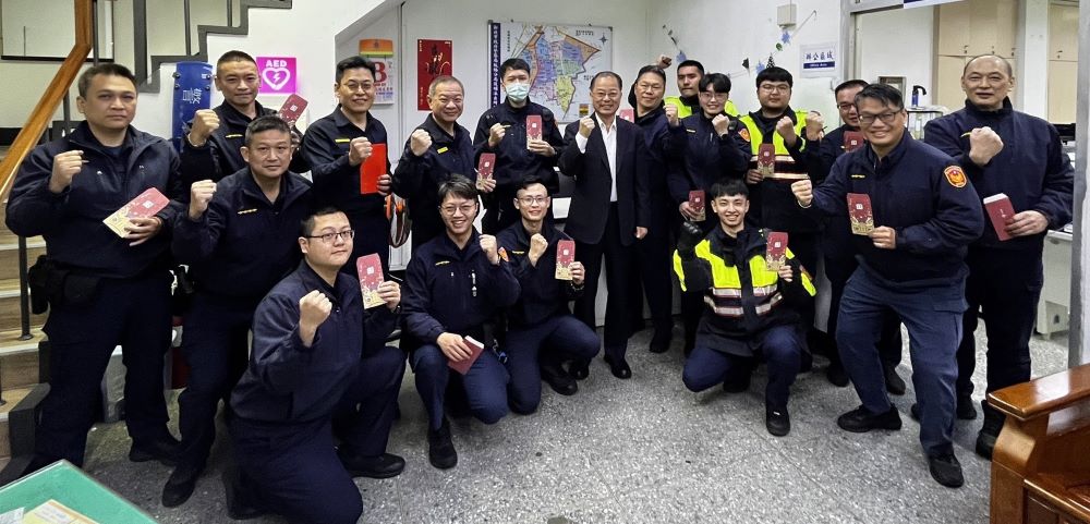 警政署長小年夜勉板橋基層同仁頒獎勵金