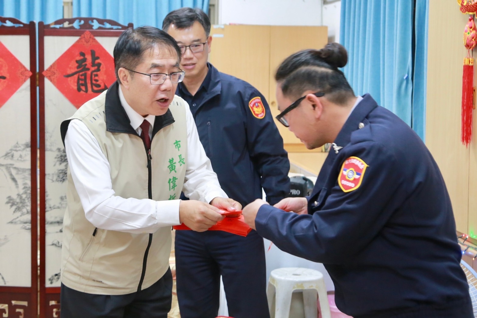 南市長黃偉哲與南警、消防 小年夜圍爐 慰勉賀新年