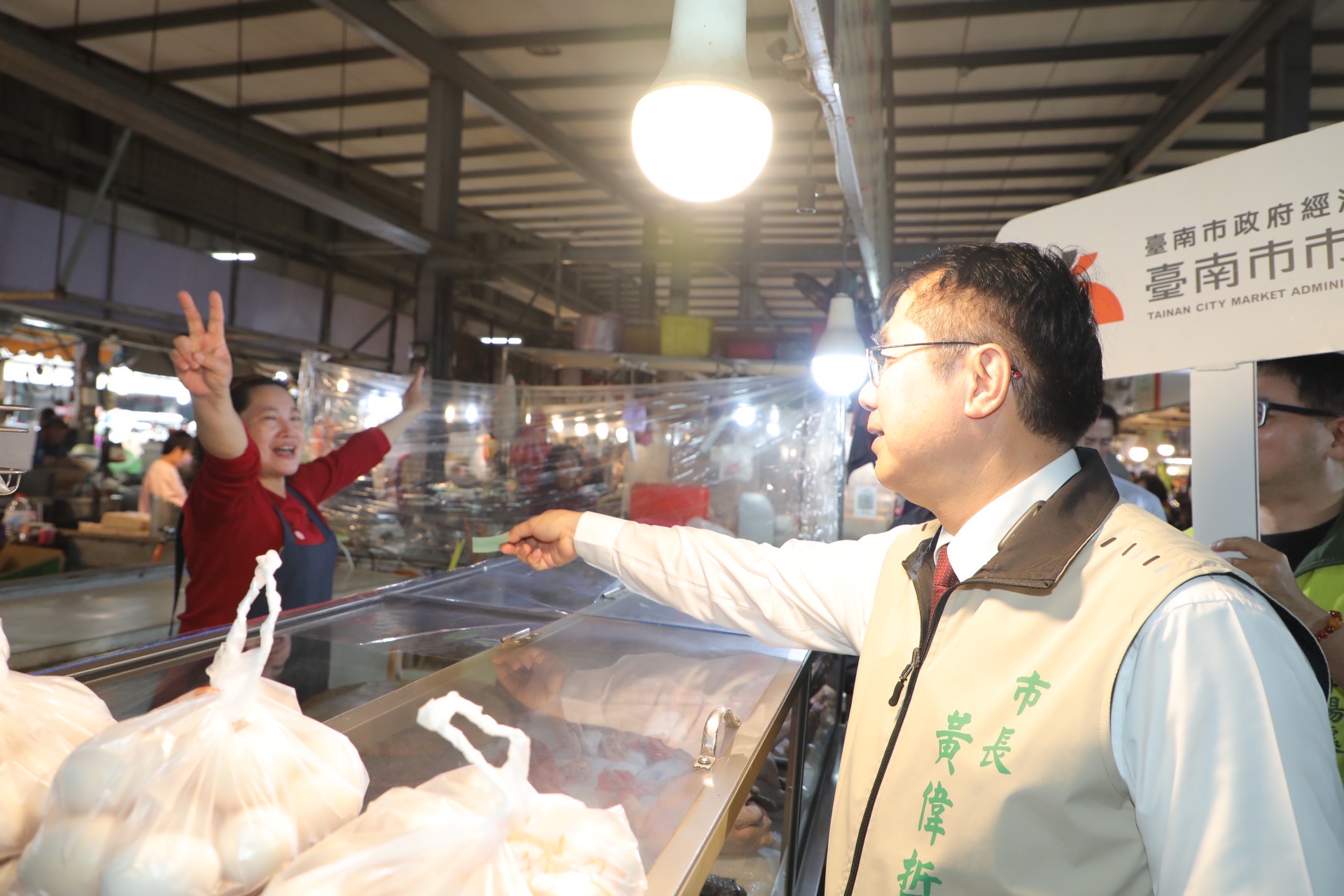 黃偉哲善化永業創宇黃昏市場拜年 小年夜發抵用券帶動買氣
