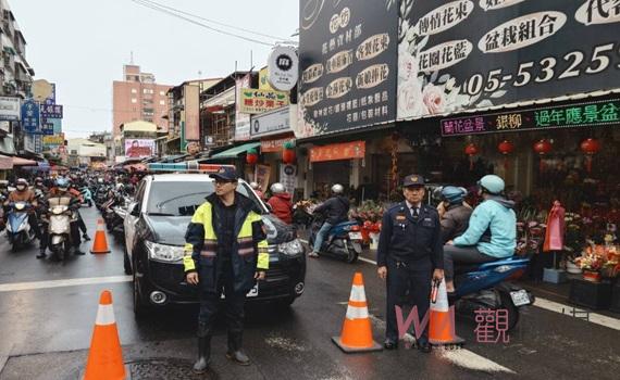 斗六年貨大街採買人潮大爆發 斗六警即時派員加強疏導車流