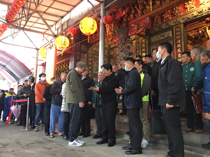 副總統賴清德(前右3)9日前往新北市金山承天宮參香祈福,並在廟前發放福袋,祝福民眾新年快樂。 謝輝基提供