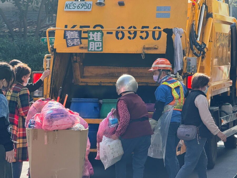 圖/新北市政府環保局說,今(9)日收運垃圾量高達約3436公噸,約為平常日的2倍。(新北市政府環保局提供)