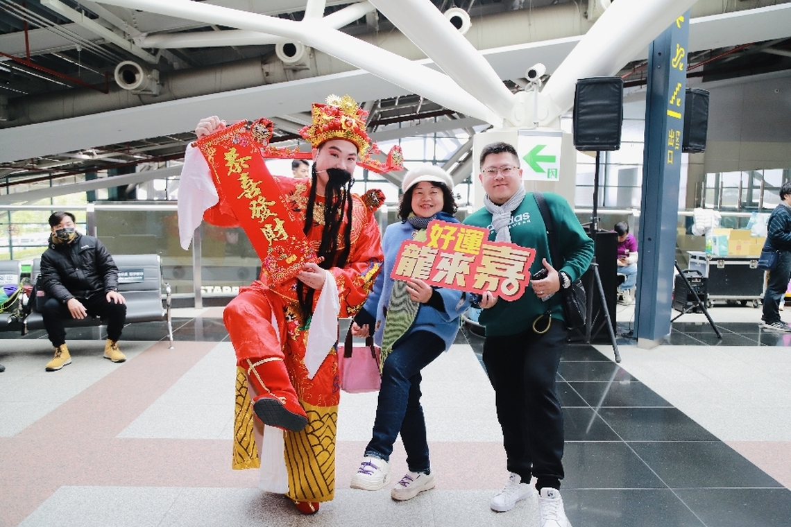 龍年回嘉真好!龍年歡喜 幸福一整年 嘉義縣長翁章梁高鐵站發紅包