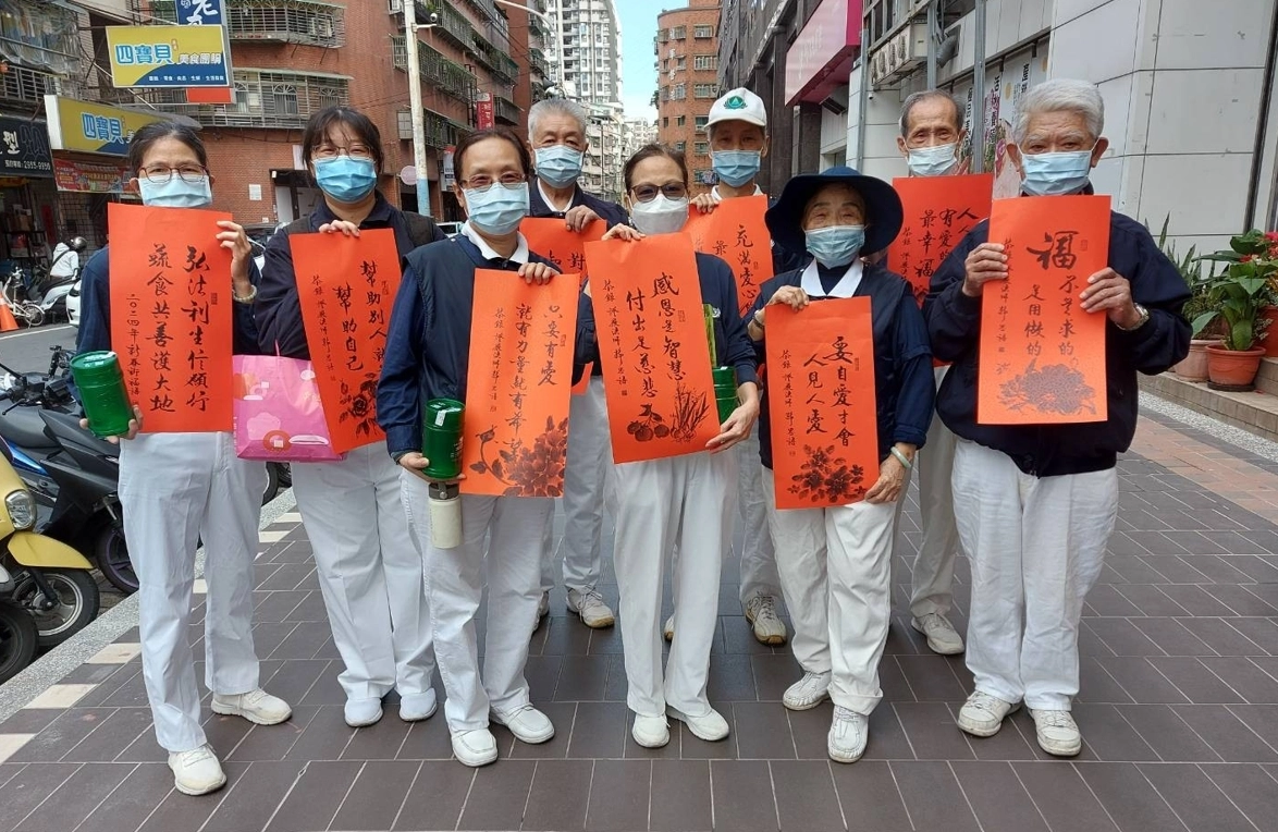 新北市板橋區後埔的志工十人,帶著靜思語春聯和愛心竹筒,沿街向店家送祝福,以及募善心放置愛心竹筒。