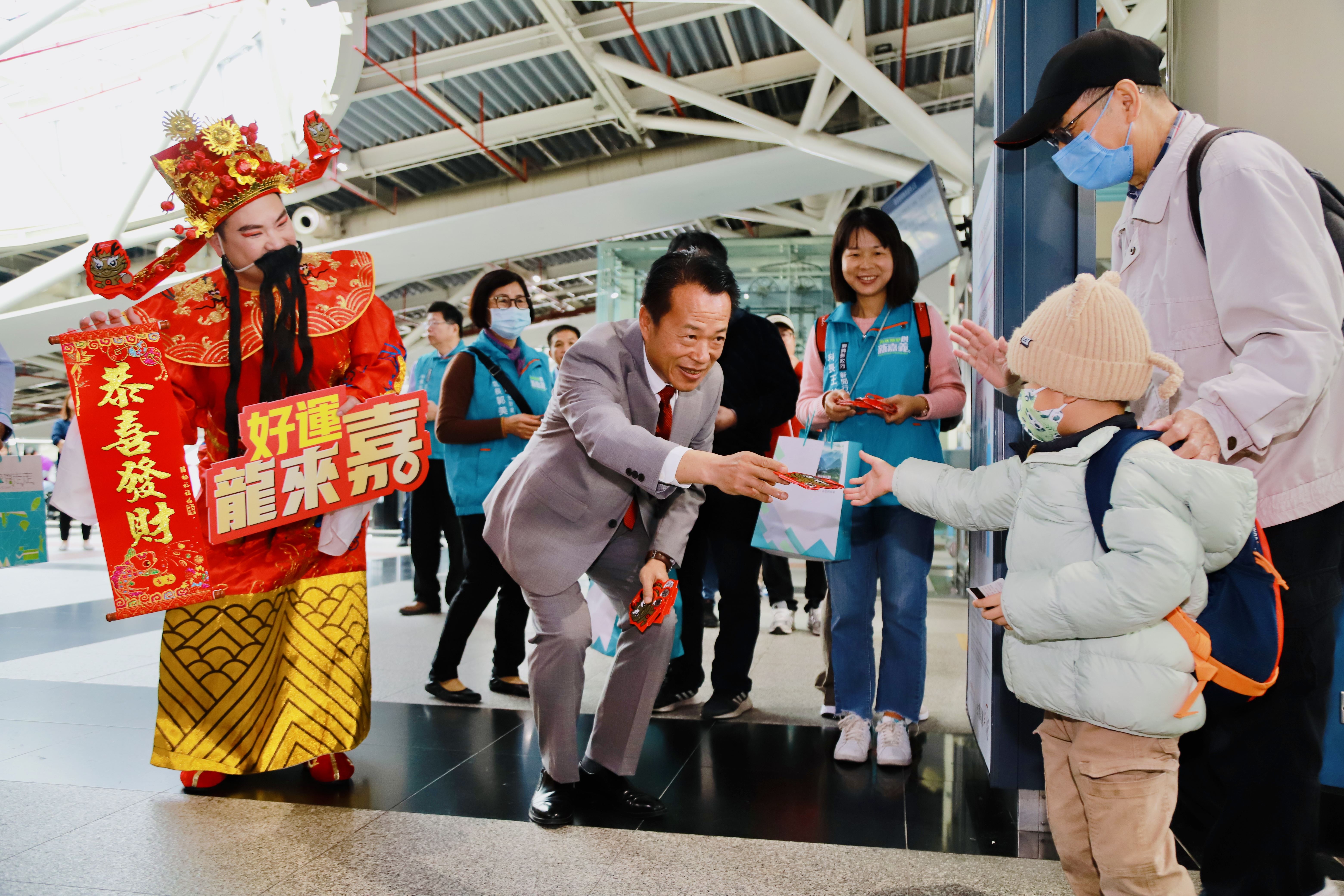 龍年回「嘉」真好!翁章梁高鐵站發紅包