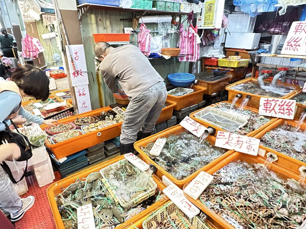 龜吼漁夫市集魚貨新鮮多元任您選。(圖/新北市政府提供)
