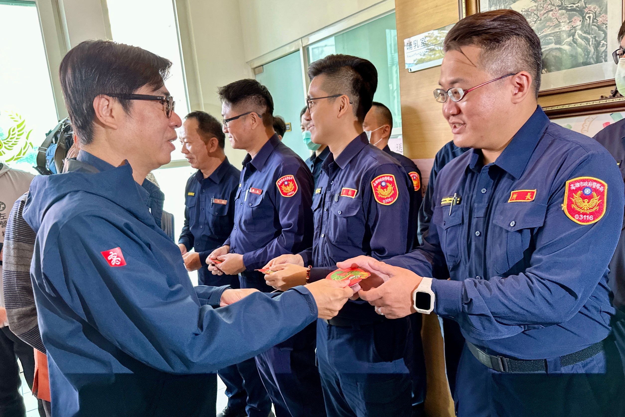 高雄市長陳其邁除夕慰勉年節治安維護工作第一線警察同仁 替員警加油打氣