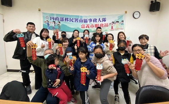 移民署嘉市站擕手新住民DIY「布」春聯　祈福新年好運龍來