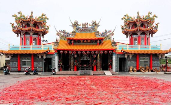 中埔四十九庄保安宮春節擲筊 有機會得仿琉璃紅柿安家寶物