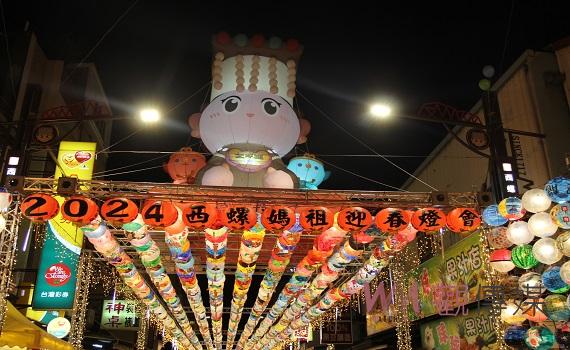 福興宮搶頭香發送美金紅包    高華成登榜頭香狀元祈龍子