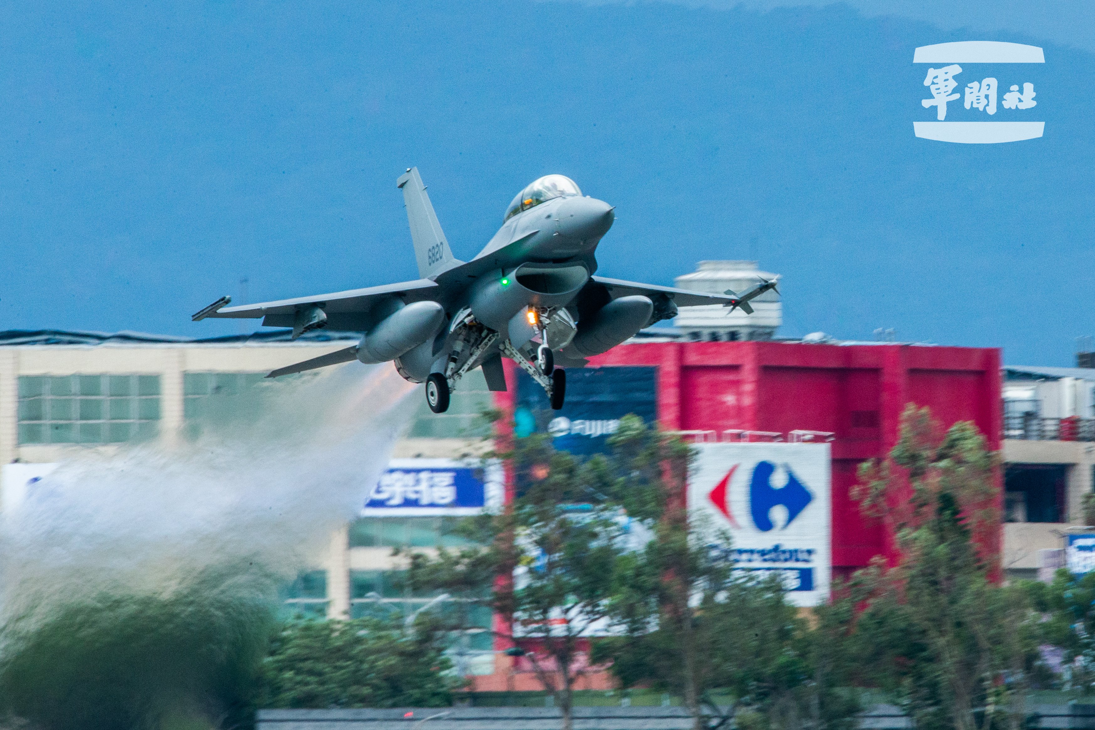 空軍五聯隊F-16V戰機升空執行戰備任務。軍聞社