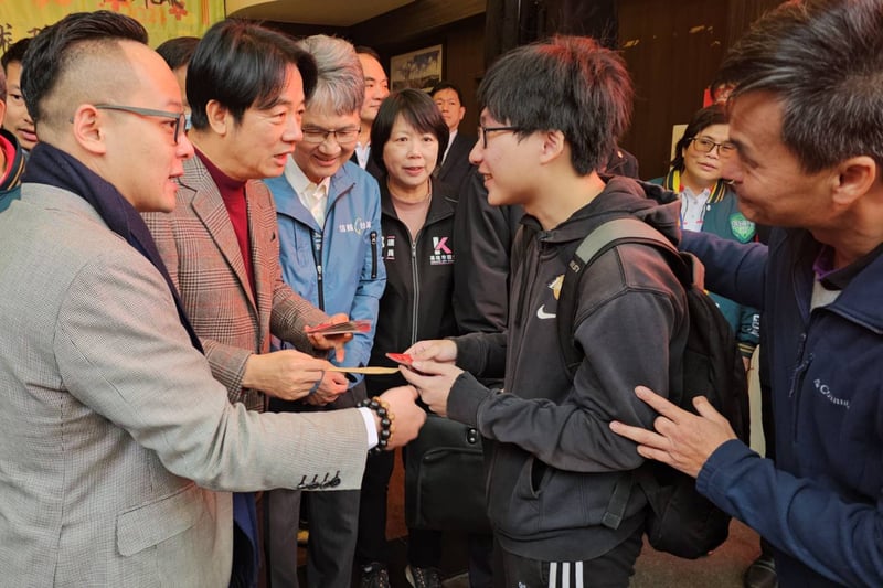 東華大學學生唐于田今天搶頭香,領到副總統賴清德的新春紅包,並準備感謝信,感謝賴清德當年的鼓勵。中央社