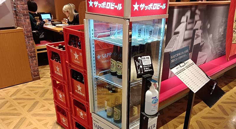 在日本,煎餃基本上離不開與啤酒的搭配,即便杯子上印刷著煎餃的商標,裡面也要裝上冷洌的啤酒,才對味。