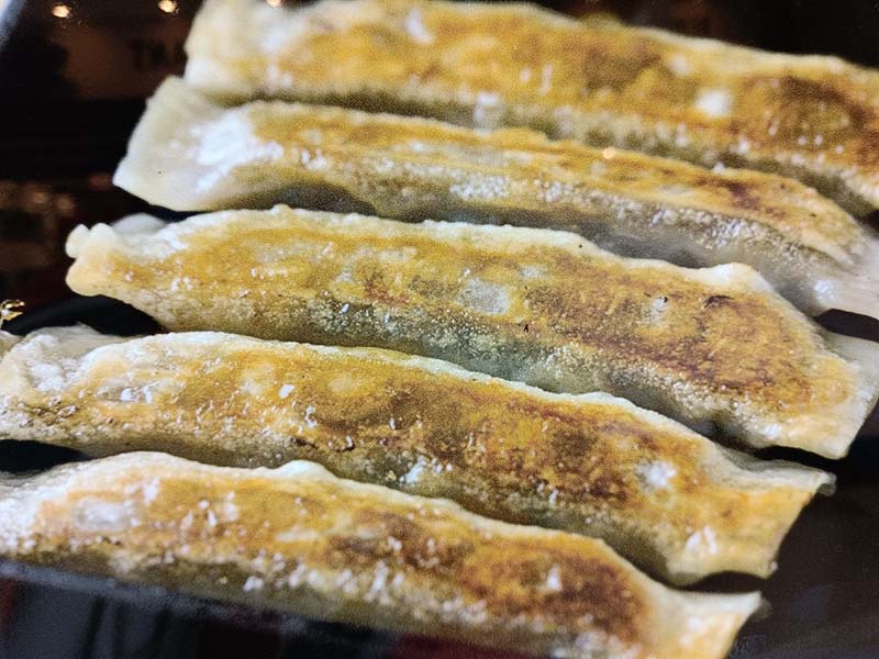 連鎖名店「紅虎餃子坊」的鐵鍋為長方型,餃子也包成類似於台灣鍋貼,提供來到小倉的食客另一種選擇。