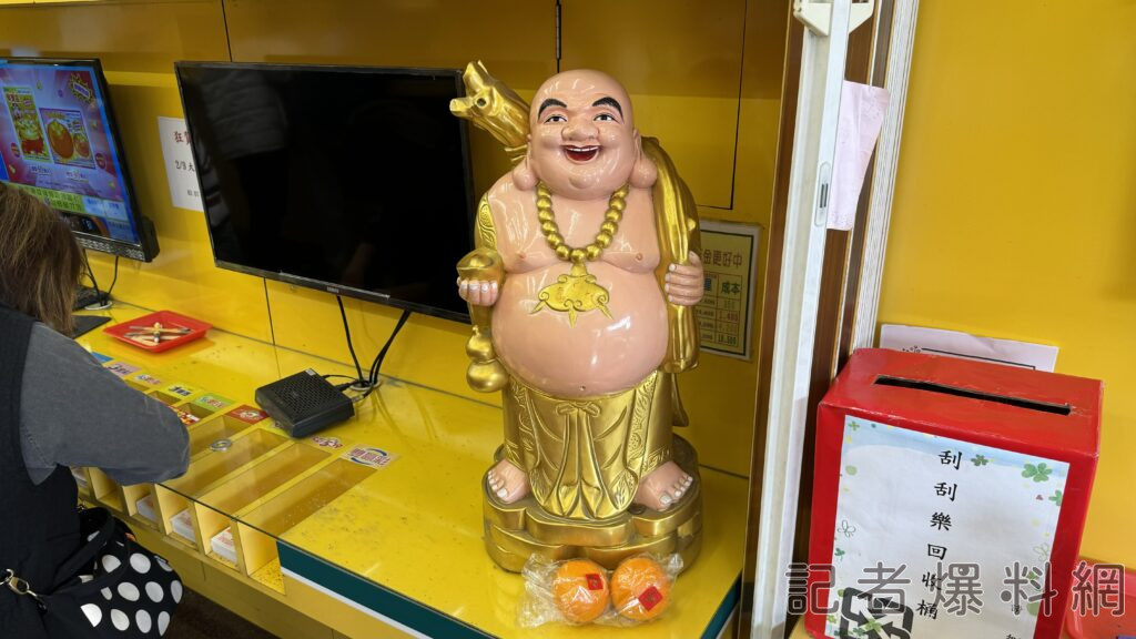 ▲店內擺放彌勒佛。（圖／記者金東天攝）