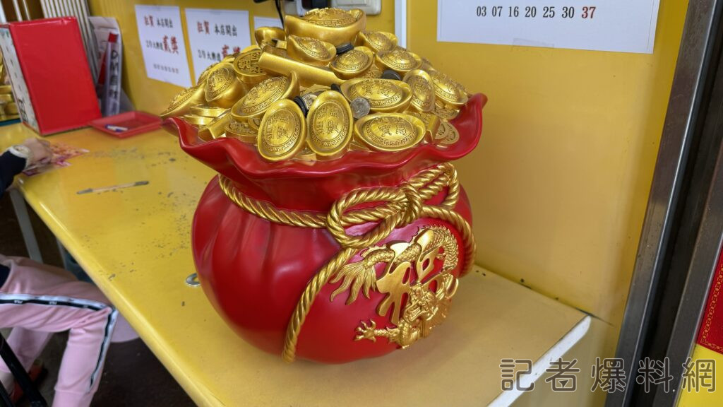 ▲店內擺放聚寶盆招財。（圖／記者金東天攝）