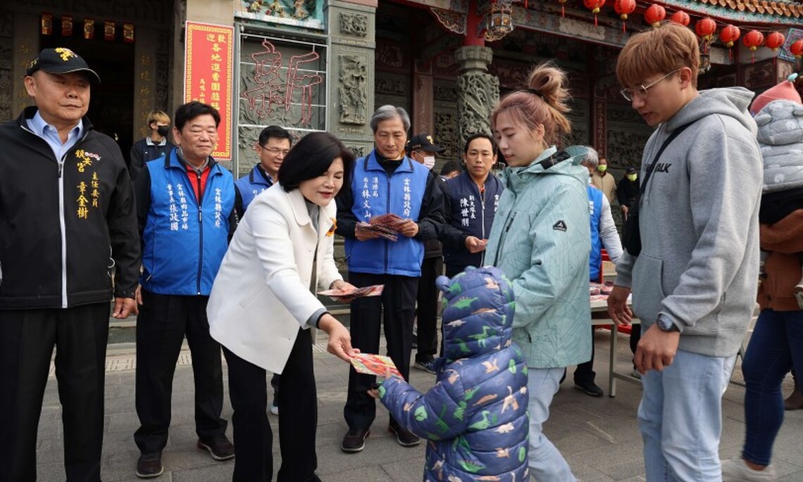 大年初一 張麗善寺廟參拜祈福發送龍年福袋