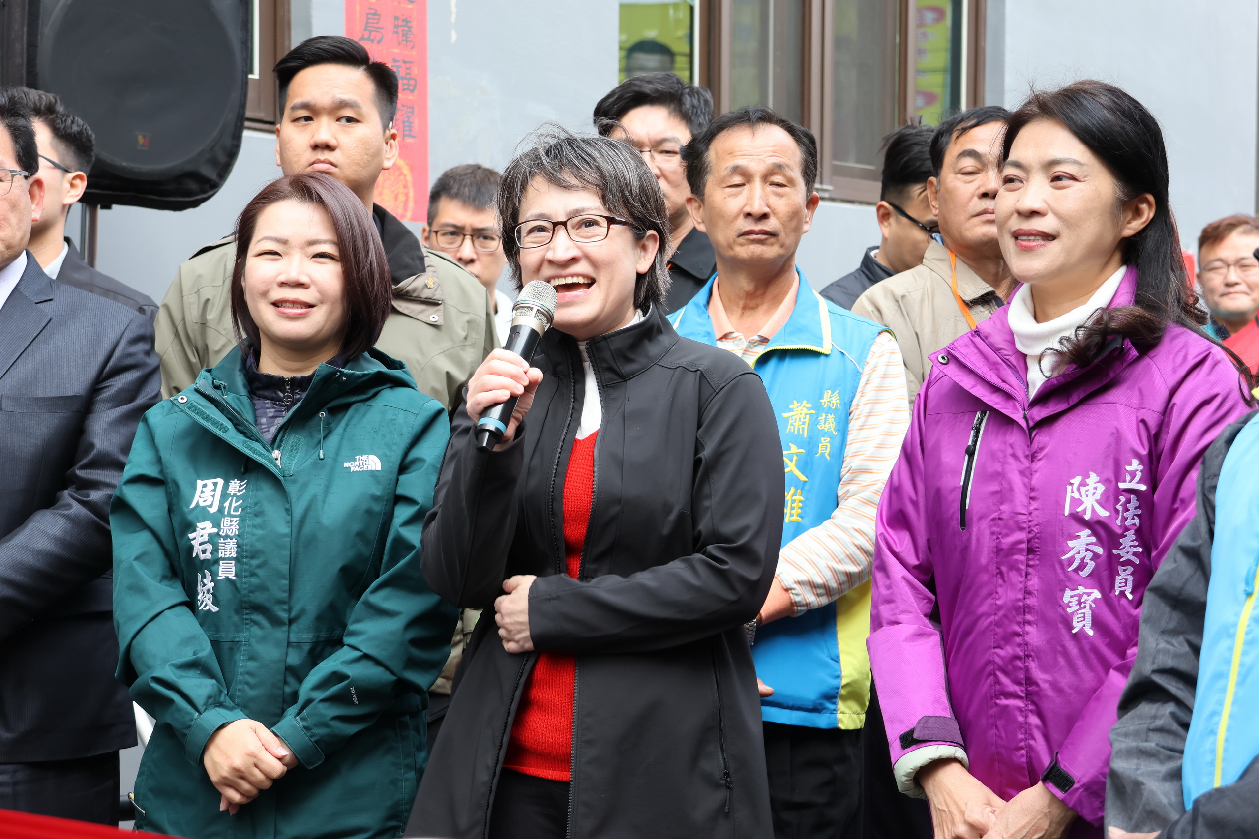 ▲大年初一副總統當選人蕭美琴回到彰化和美祖厝，跟蕭氏宗親至順安宮蕭府王爺團拜，並發放小福袋，排隊民眾蜿蜒逾100公尺。（記者張溎壕攝）