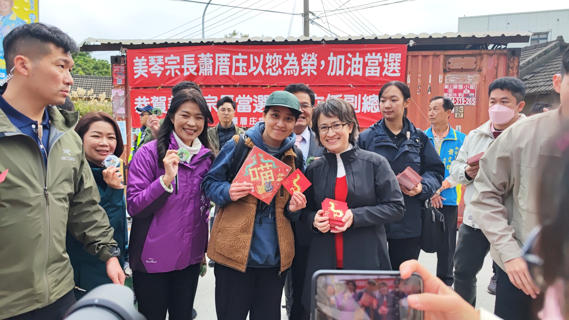 ▲大年初一副總統當選人蕭美琴回到彰化和美祖厝，跟蕭氏宗親至順安宮蕭府王爺團拜，並發放小福袋，排隊民眾蜿蜒逾100公尺。（記者張溎壕攝）