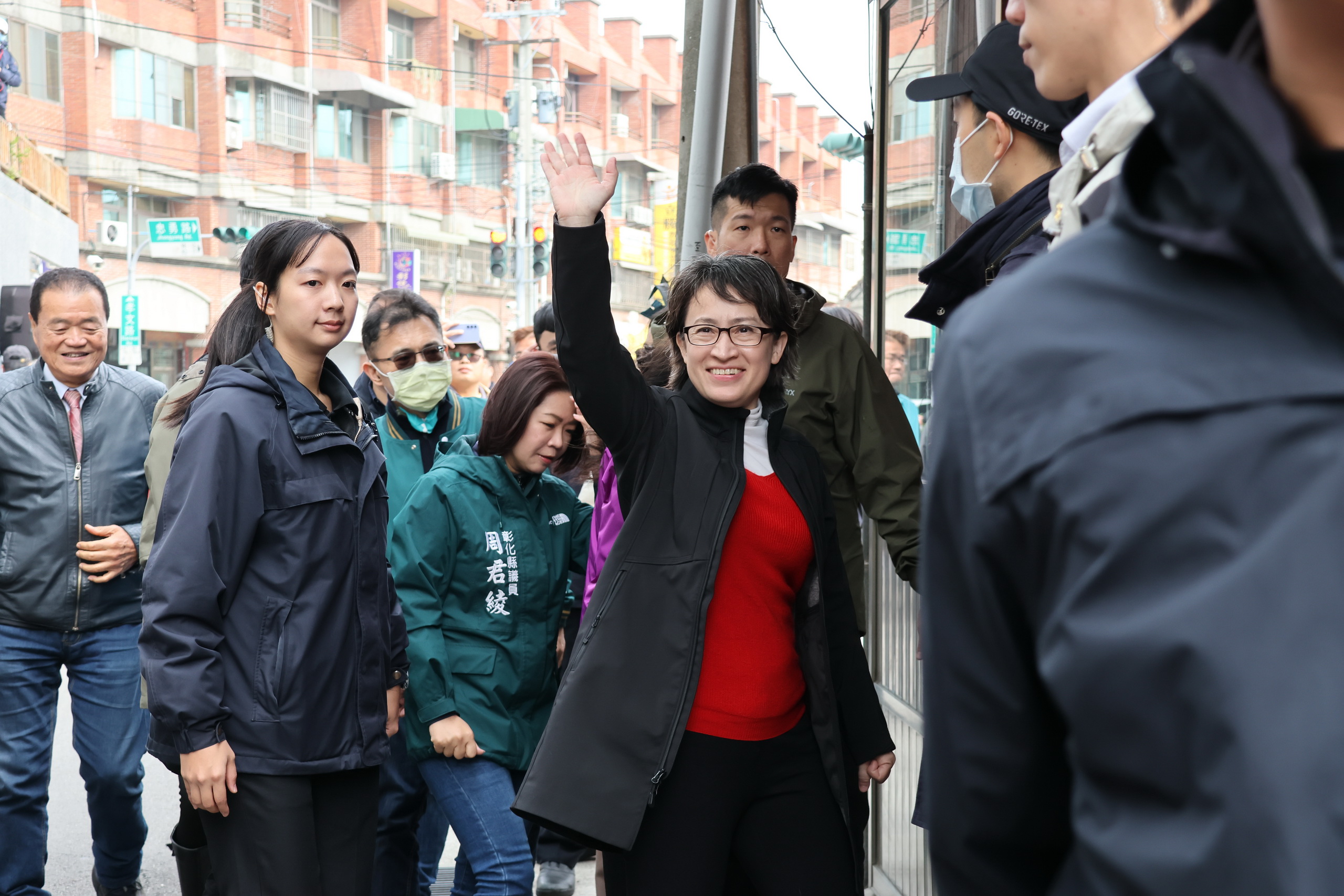 ▲大年初一副總統當選人蕭美琴回到彰化和美祖厝，跟蕭氏宗親至順安宮蕭府王爺團拜，並發放小福袋，排隊民眾蜿蜒逾100公尺。（記者張溎壕攝）