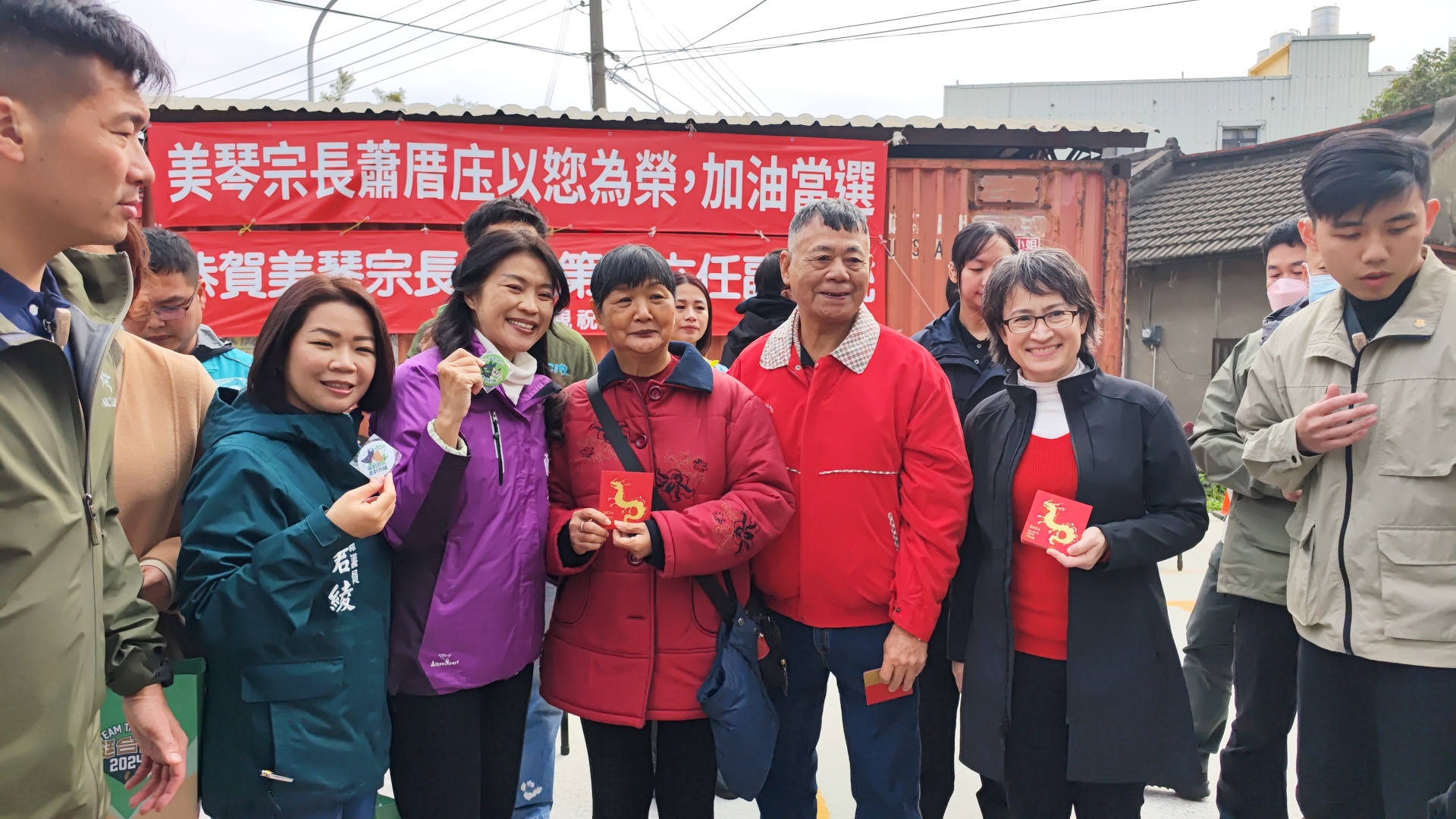 ▲大年初一副總統當選人蕭美琴回到彰化和美祖厝，跟蕭氏宗親至順安宮蕭府王爺團拜，並發放小福袋，排隊民眾蜿蜒逾100公尺。（記者張溎壕攝）