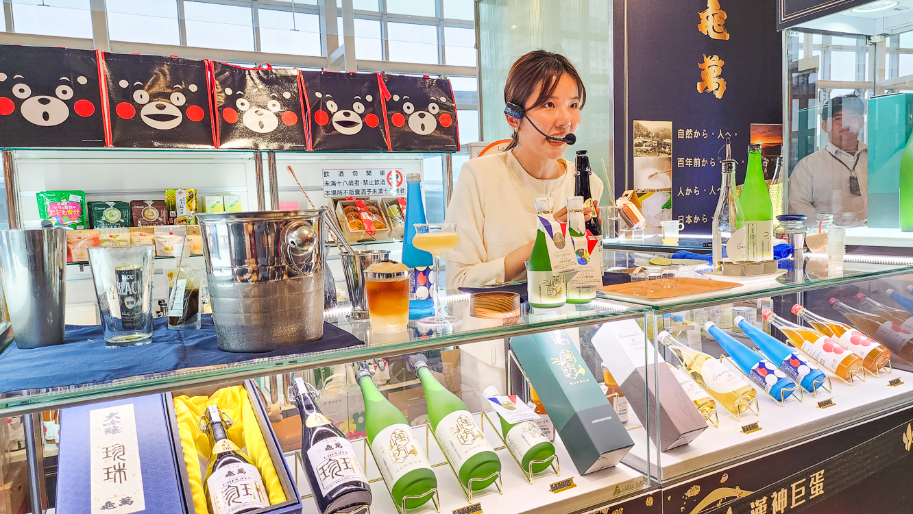 ▲世界調酒冠軍郭植伶，使用頂級的手工釀造日本酒來調酒。（圖/記者黃淑貞攝）