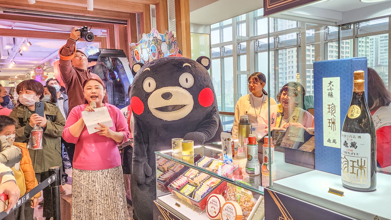 ▲日本人氣吉祥物「KUMAMON」，也來代言頂級的手工釀造日本酒。（圖/記者黃淑貞攝）