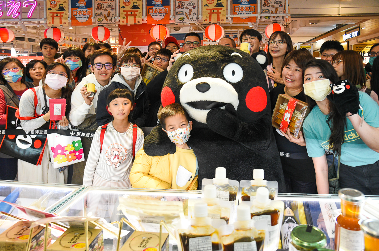▲日本人氣吉祥物「KUMAMON」，陪伴大家舞龍迎春過新年。（圖/記者黃淑貞攝）