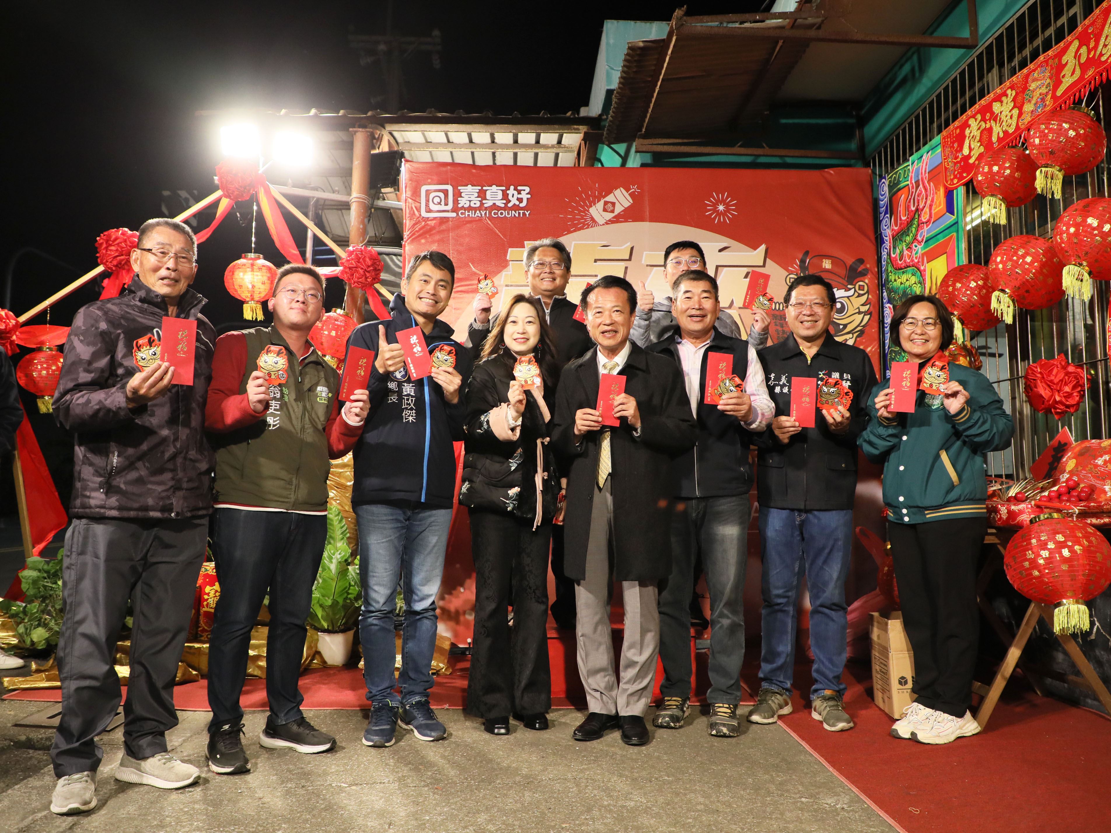 除夕夜!翁章梁回義竹老家發紅包 至各廟宇開廟門搶頭香